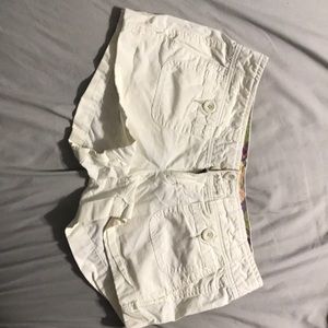 white/light khaki colored american eagle shorts